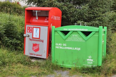 ALESUND, NORWay - 27 Temmuz 2020: Norveç 'teki Frelsesarmeen (Kurtuluş Ordusu) yardım vakfı tarafından işletilen ikinci el kıyafet geri dönüşümü konteynırı.