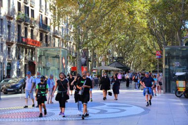 BARCELONA, İspanya - 7 Ekim 2021: İnsanlar Barcelona, İspanya 'da ünlü Rambla Bulvarı' nda yürüyor. Barselona İspanya 'nın en büyük ikinci şehridir..
