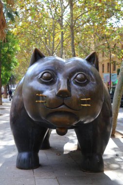 BARCELONA, İspanya - 8 Ekim 2021: Barcelona, İspanya 'daki kamusal uzay kedi anıtı. The Cat by sanatçısı Fernando Botero Rambla del Raval Halk Caddesi 'nde yer almaktadır..