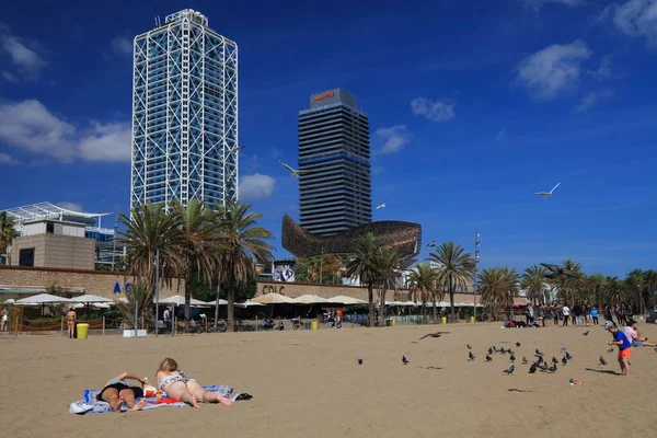 Barcelona España Octubre 2021 Gente Pasa Tiempo Playa Barceloneta Barcelona —  Fotos de Stock