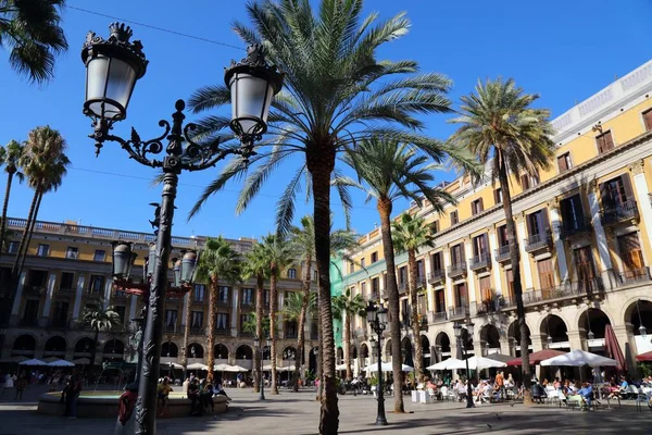 Barcelona Hiszpania Październik 2021 Ludzie Odwiedzają Placa Reial Square Dzielnicy — Zdjęcie stockowe