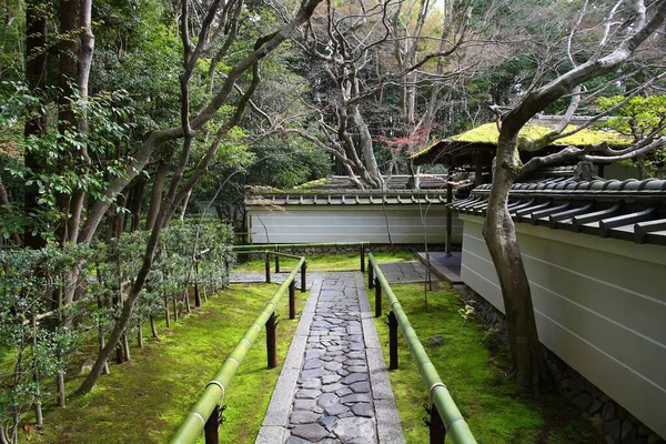 日本の苔の庭 京都北区のランドマーク 大徳寺 — ストック写真