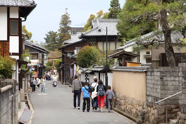 Miyajima Japón Abril 2012 Gente Visita Casco Antiguo Isla Miyajima — Foto de Stock