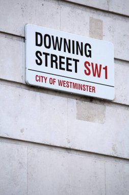 LONDON, İngiltere - 23 Nisan 2016: Londra, İngiltere 'de Downing Street tabelası. 10. Hükümet, İngiltere Başbakanı 'nın ofisidir..