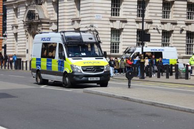 LONDON, İngiltere - 23 Nisan 2016: Mercedes-Benz Sprinter polis aracı Londra, İngiltere 'de park edildi. Metropolitan Polis Teşkilatı 'nın Londra bölgesinde 31 bin polis memuru var..
