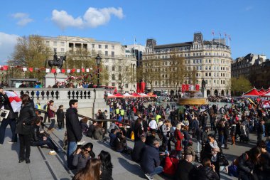 LONDON, İngiltere - 23 Nisan 2016: İnsanlar Londra 'daki Aziz George Günü için Trafalgar Meydanı' nı ziyaret ediyor. Aziz George İngiltere 'nin koruyucu azizidir..