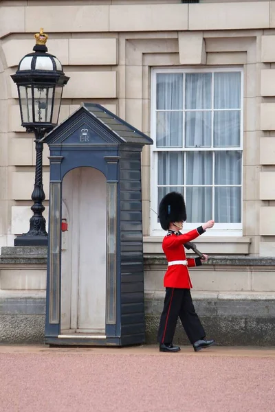 Londres Royaume Uni Avril 2016 Soldat Garde Reine Patrouille Devant — Photo