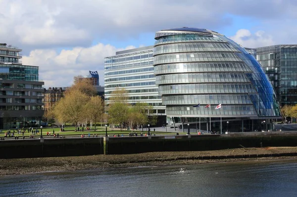 London April 2016 People Walk Next City Hall Gla London — Stock Photo, Image