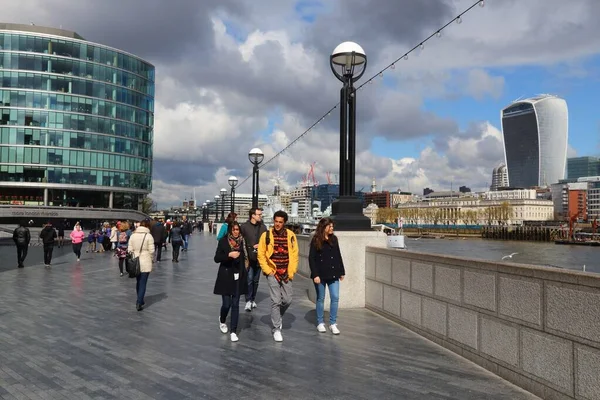 2016年4月23日 人们在伦敦泰晤士河畔散步 伦敦是英国人口最多的城市和大都市地区 2011年人口为9 787 426人 — 图库照片