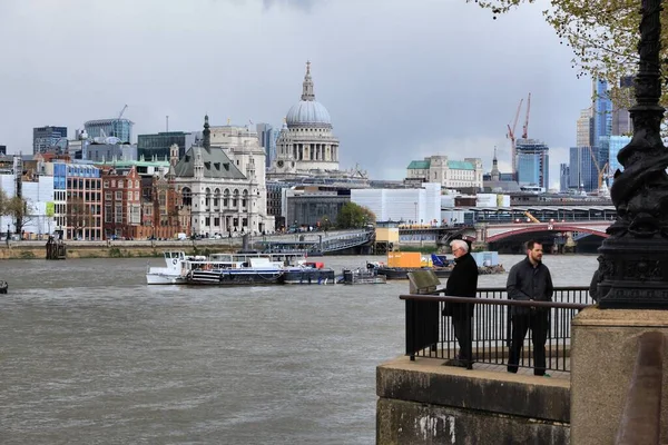 Londres Reino Unido Abril 2016 Pessoas Visitam Thames Embankment Londres — Fotografia de Stock