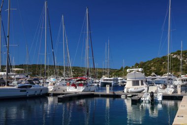 15 Temmuz 2021, Dalmaçya 'daki Primosten Marina' da demirlemiş yelkenliler. Hırvatistan, Avrupa 'da ünlü bir yaz yelkencilik beldesi.