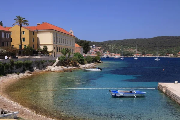 Isola Vis Croazia Barca Con Città Vis Croazia Sullo Sfondo — Foto Stock