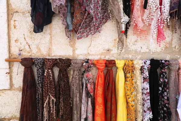 クロアチアのヴィスにある衣料品店でスカーフ ファッションアクセサリーの選択 — ストック写真