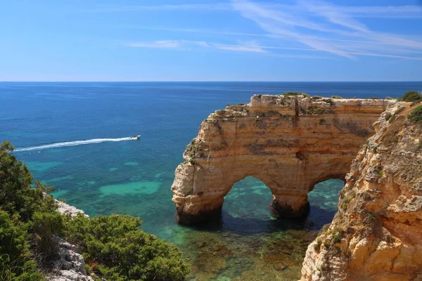 Łuk Skalny Portugalii Krajobraz Praia Marinha Obwodzie Algarve Portugalia — Zdjęcie stockowe