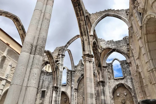Carmo Manastırı depremde yok oldu. Lizbon, Portekiz 'in simgesi. Lizbon 'daki hasarlı gotik kilise.
