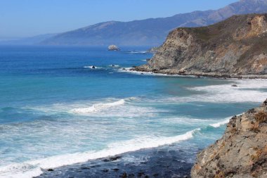 Kaliforniya Big Sur sahili. Amerikan peyzajı - Big Sur bölgesinde Pasifik kıyısı.