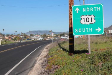 Pasifik Sahil Otoyolu talimatları. Kaliforniya Otoyolu 101 tabelası.