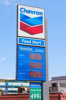 LOS ANGELES, ABD - 5 Nisan 2014: Los Angeles Chevron benzin istasyonunda benzin fiyatları. Chevron çok uluslu bir enerji şirketidir ve 64,600 kişiye iş vermektedir (2013).