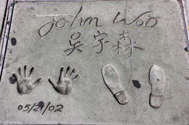 LOS ANGELES, ABD - 5 Nisan 2014: John Woo Hollywood 'daki TCL Çin Tiyatrosu önünde el baskısı. Tiyatroda yaklaşık 200 ünlü el izi ve ayak izinden oluşan bir koleksiyon var..