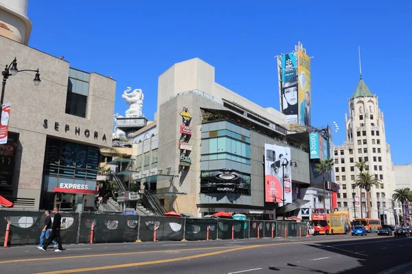 Los Angeles Usa April 2014 People Visit Hollywood Boulevard 好莱坞是洛杉矶著名的电影业和娱乐区 — 图库照片
