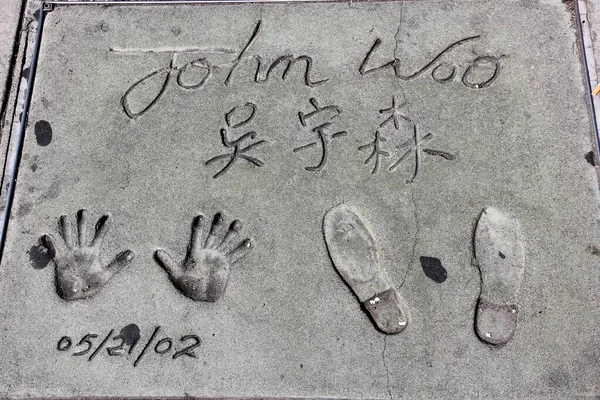 Los Angeles Usa エイプリル社2014年5月 ハリウッドのTclチャイニーズ シアターの前でジョン ウーの手版画 劇場には200近くの有名人の手版画と足跡のコレクションがあります — ストック写真