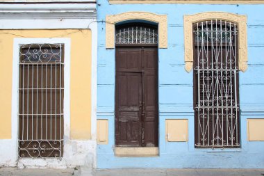 Küba 'daki Sancti Spiritus kasabası - otantik renkli koloni mimarisi.