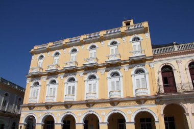 Sancti Spiritus, Küba - şehir meydanındaki otantik sömürge mimarisi.