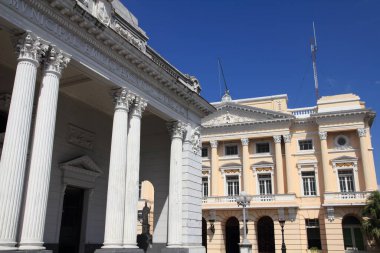 Santiago de Cuba - İl Sarayı 'nın (Palacio Eyaleti) hükümet binası. Şehir simgesi kamu caddesinde görülüyor.