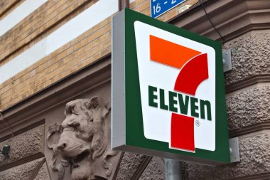 Göteborg, İsveç - 26 Ağustos 2018: 7-Eleven Gothenburg, İsveç markette. 7-eleven fazla 46,000 mağazaları ile Mağazalar Dünya'nın en büyük lisans mı.