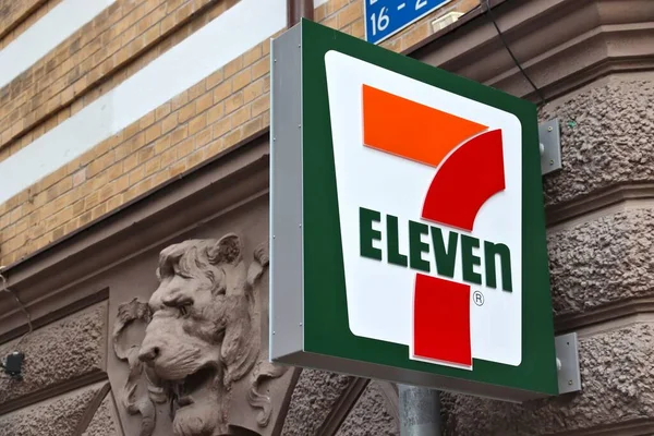 Göteborg, İsveç - 26 Ağustos 2018: 7-Eleven Gothenburg, İsveç markette. 7-eleven fazla 46,000 mağazaları ile Mağazalar Dünya'nın en büyük lisans mı.
