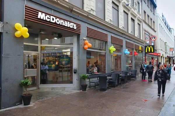 Gothenburg Suécia Agosto 2018 Pessoas Passam Pelo Restaurante Fast Food — Fotografia de Stock