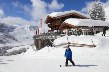 MAYRHOFEN, AUSTRIA - 12 Mart 2019: İnsanlar Avusturya 'nın Tyrol bölgesindeki Mayrhofen kayak merkezini ziyaret ediyorlar. Merkez, Orta Doğu Alpleri 'nin Zillertal Vadisi' nde yer almaktadır (Zentralalpen).