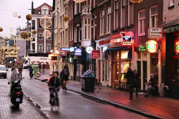 Amsterdam Nederländerna December 2018 Folk Besöker Heiligeweg Amsterdam Nederländerna Amsterdam — Stockfoto