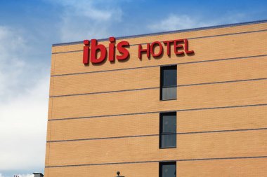 MALAGA, İspanya - 4 Ekim 2014: Malaga, İspanya 'daki Ibis Oteli. Ibis otel zinciri Accor Otelleri 'nin bir parçasıdır..