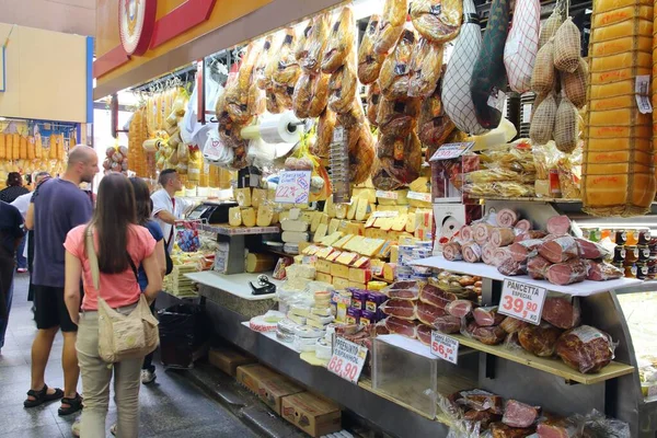 Sao Paulo Brazil 2014年10月6日 サンパウロの市内市場を訪問します 1933年にオープンし 現在では290の屋台で毎日約350トンの食料品を販売しています — ストック写真