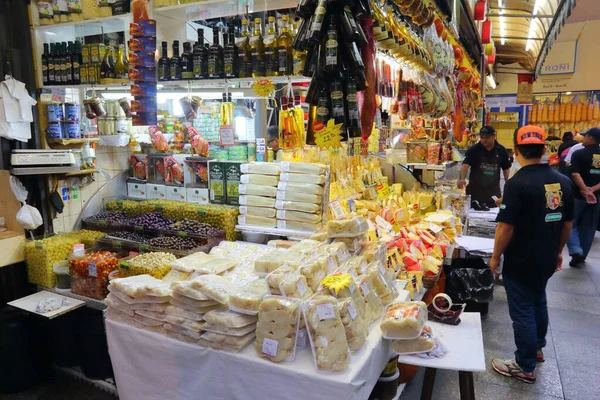 Sao Paulo Brazil 2014年10月6日 サンパウロの市内市場を訪問します 1933年にオープンし 現在では290の屋台で毎日約350トンの食料品を販売しています — ストック写真