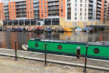 LEEDS, İngiltere - 12 Temmuz 2016: İngiltere Leeds Rıhtımı 'na demirlemiş dar kayıklar. İngiltere 'de teknelerde yaşayan 15.000 kişi var..