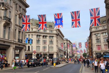 Londra, İngiltere - 7 Temmuz 2016: Oxford Circus Londra, insanlar Dükkanı. Oxford Street (Oxford Circus geçiş) olan yaklaşık yarım günlük bir milyon ziyaretçi ve 320 mağazaları.