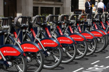 LONDON, İngiltere - 7 Temmuz 2016: Santander Cycles bisiklet kiralama istasyonu West End, Londra, İngiltere. Halka açık bisiklet kiralama ağının 839 istasyonu ve 13.600 bisikleti vardır..