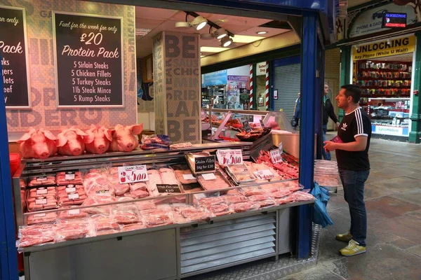 Leeds Reino Unido Julio 2016 Gente Visita Puesto Carniceros Mercado — Foto de Stock