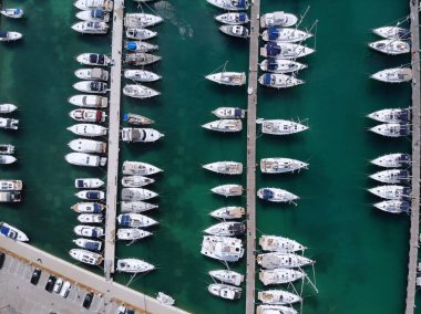 Hırvatistan 'ın Dalmaçya bölgesinin Pirovac kentindeki Marina' da. Hırvatistan 'da yelken altyapısı.