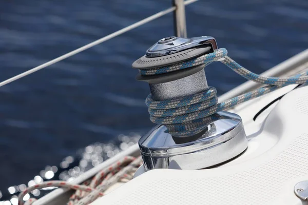 Żeglarstwo Adriatyku Chorwacja Wyposażenie Jachtu Kolorowa Lina Capstanie — Zdjęcie stockowe
