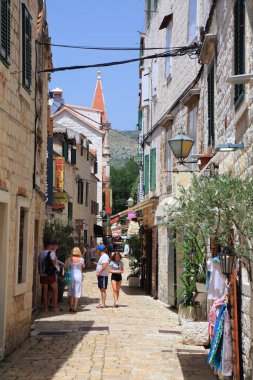 TROGIR, CROATIA - 23 Haziran 2021: Turistler Hırvatistan 'ın Eski Trogir kentini ziyaret ettiler. Trogir, Dalmaçya 'da UNESCO Dünya Mirası Alanı olarak listelenen bir ortaçağ kentidir..