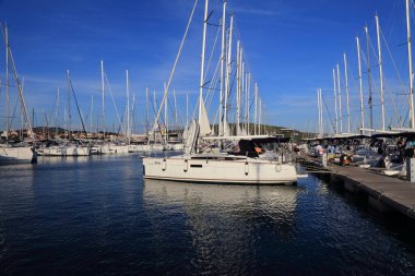 PIROVAC, CROATIA - 12 Temmuz 2021 Pirovac Marina 'ya demir atmış yelkenliler. Hırvatistan, Avrupa 'da ünlü bir yaz yelkencilik beldesi.