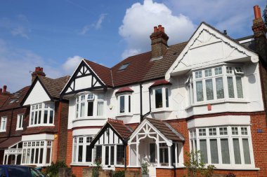 İngiliz mimarisi. Kew, Londra. Londra 'nın yerleşim bölgesinde sokak manzaralı evler..