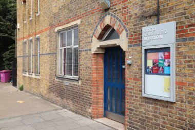 LONDON, İngiltere - 13 Temmuz 2019: Londra 'nın Bethnal Green bölgesinde Good Shepherd Mission. Good Shepherd Misyonu bir Hıristiyan inanç topluluğudur..