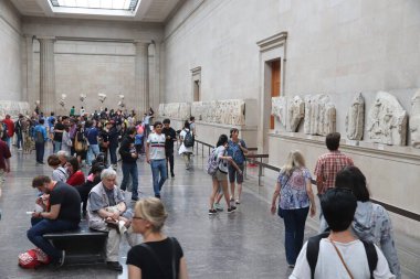Londra, Uk - 14 Temmuz 2019: İnsanlar British Museum, Londra 'daki Yunan Parthenon koleksiyonunu ziyaret ediyor. Müze 1753 yılında kuruldu ve yaklaşık 8 milyon nesne barındırıyor..