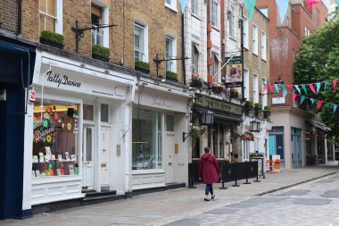 Londra, Uk - 14 Temmuz 2019: Londra 'nın Soho semtini ziyaret edenler. Londra, 2011 yılında 9.787.426 nüfusuyla Avrupa Birliği 'nin en kalabalık şehri ve metropoliten alanıdır..