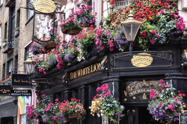 Londra, Uk - 14 Temmuz 2019: Londra 'daki White Lion barı. Tipik bir Londra barı. Londra 'da 7000' den fazla bar var..
