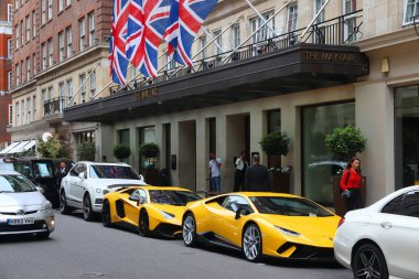 Londra, İngiltere - 15 Temmuz 2019: May Fair, Mayfair district, Londra'da beş yıldızlı lüks otel. Bir Radisson Collection otelidir..